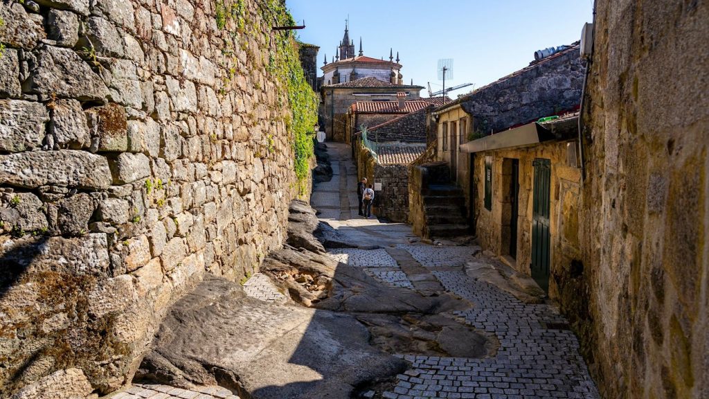 Calles empedradas y ambiente tranquilo en Tui