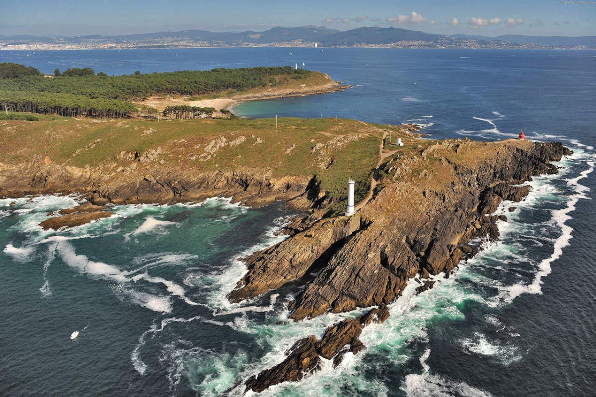 Vista aérea del Faro de Cabo Home en Galicia