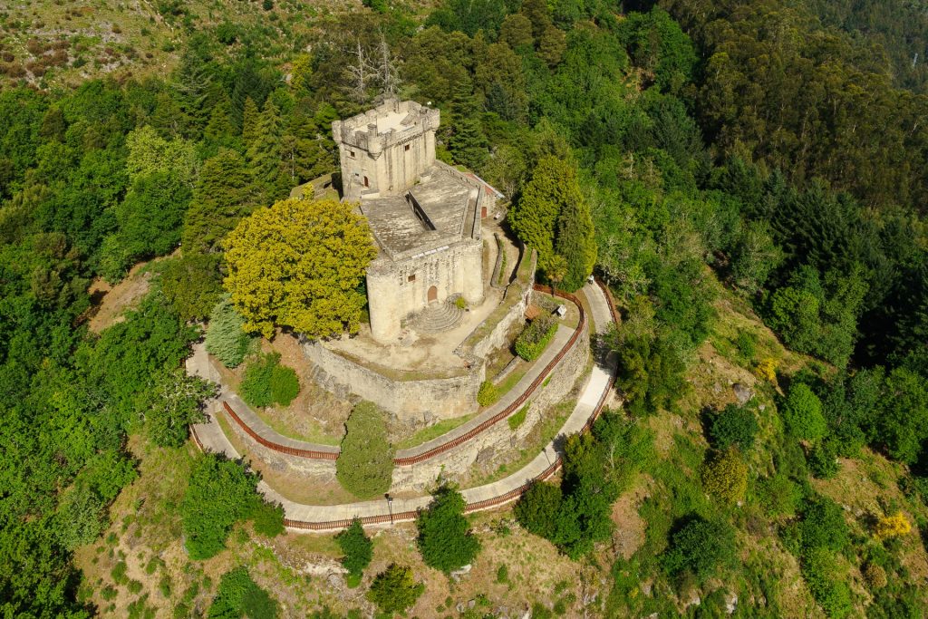 Castillo de Sobroso rodeado de bosques en invierno.