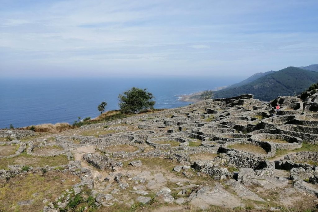 Vistas desde el Castro de Santa Tegra con el Atlántico en invierno.
