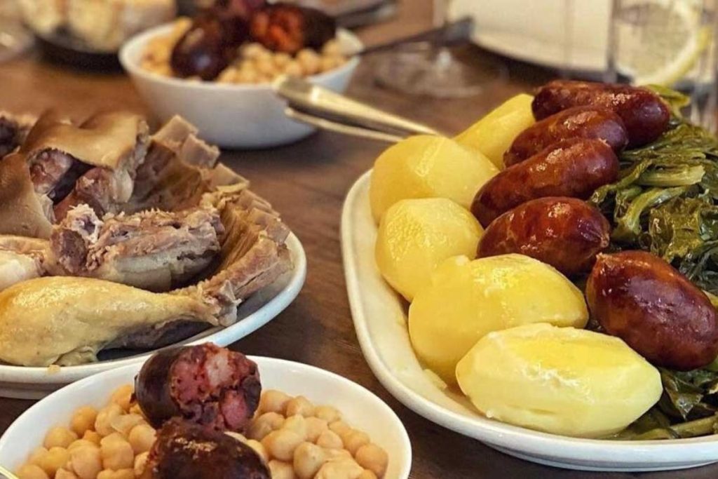 Contundente cocido gallego servido en un restaurante de comida tradicional en Galicia.