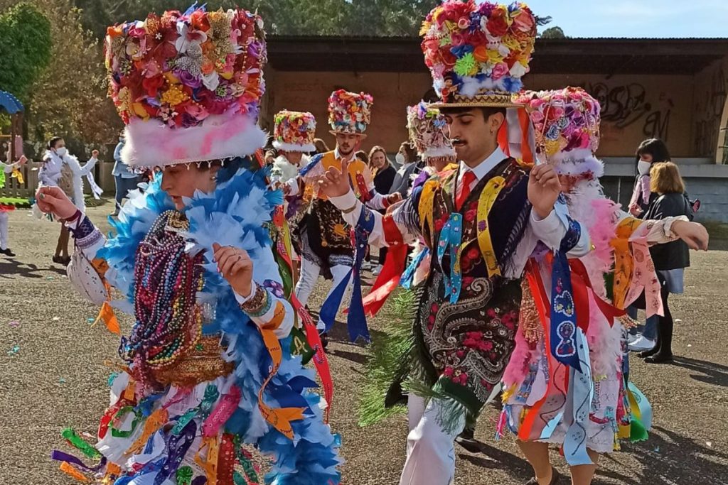 Vestimenta tradicional de Damas y Galanes en el Entroido de Cobres, Vilaboa.