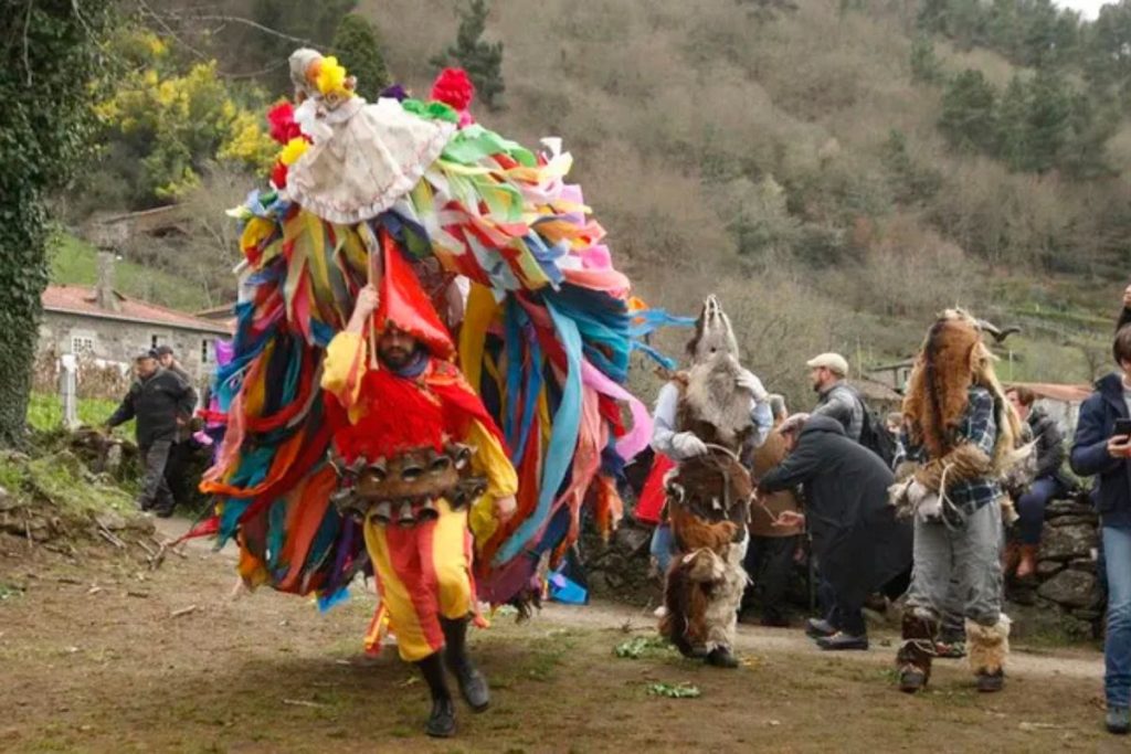 Volantes del Entroido Ribeirao en Chantada, con trajes coloridos y tradicionales.