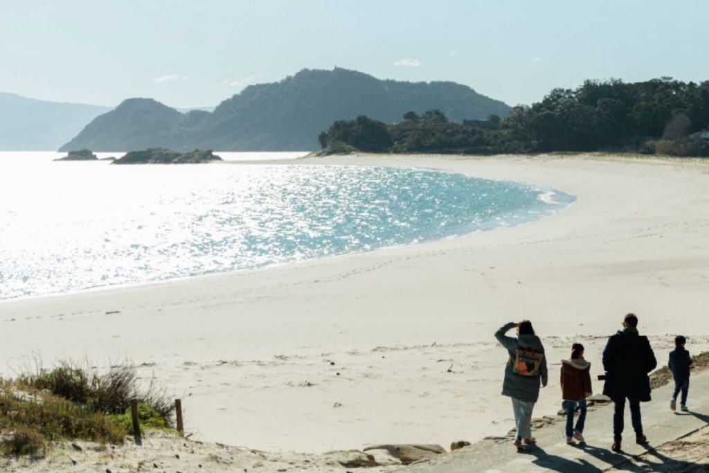 Playa desierta en las Islas Cíes durante el invierno