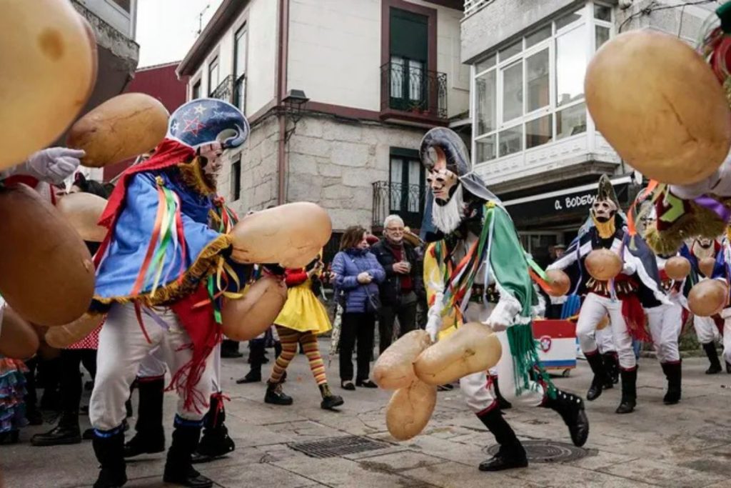 Las famosas Pantallas recorriendo las calles de Xinzo de Limia durante el Entroido.