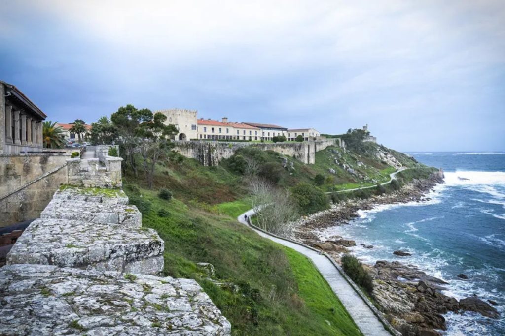 Parador de Baiona con vistas al mar y su impresionante fortaleza.