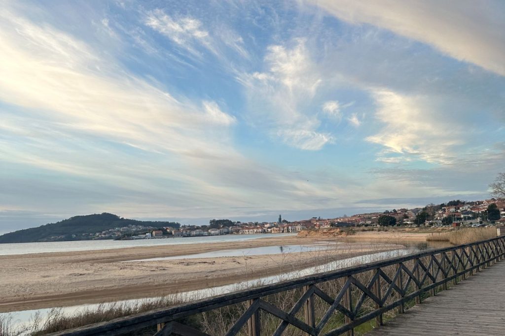 Vista del paseo de Playa América al atardecer en invierno.