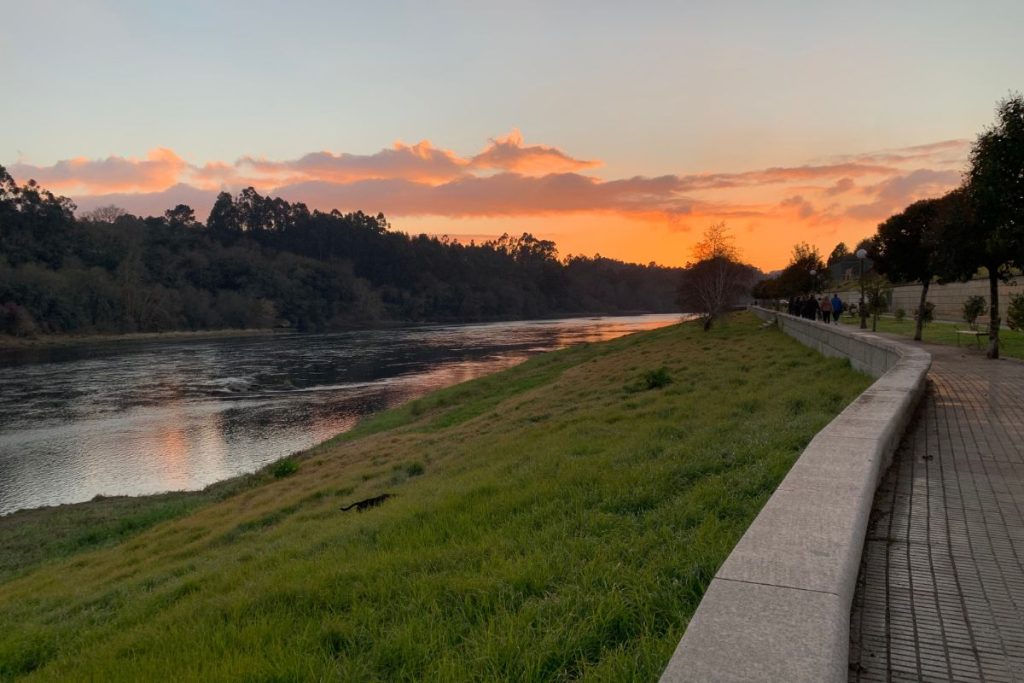 Puesta de sol sobre el Río Miño en Salvaterra de Miño en invierno.
