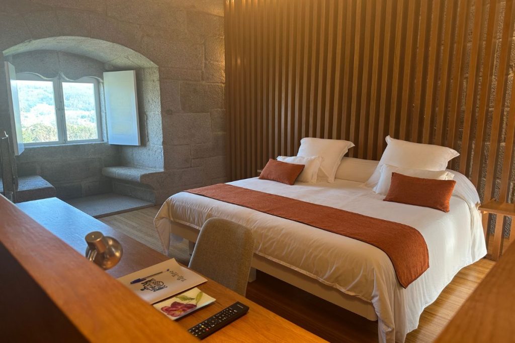 Suite exclusiva en el alojamiento ofrecido por Torre de Tebra, Castillo Medieval reconvertido en hotel en Tomiño, en Galicia